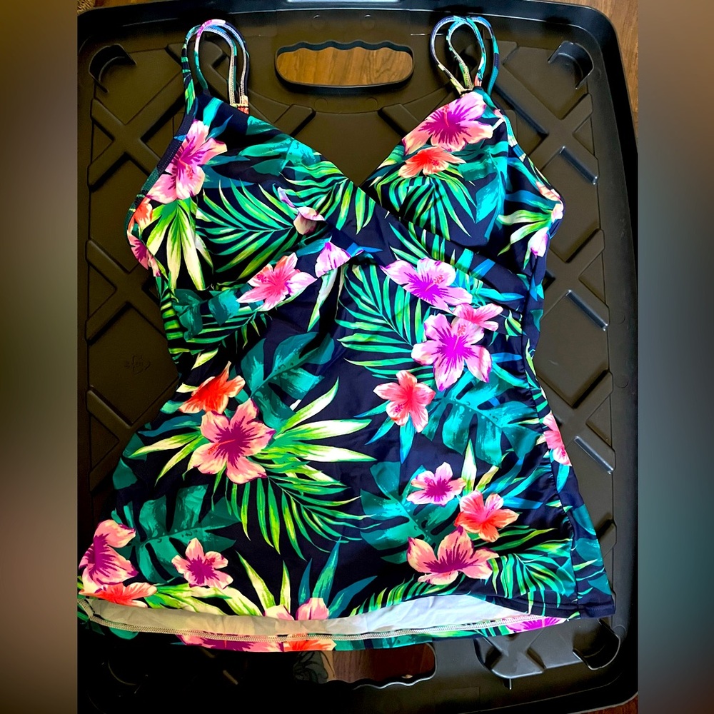 Women’s medium swim suit top